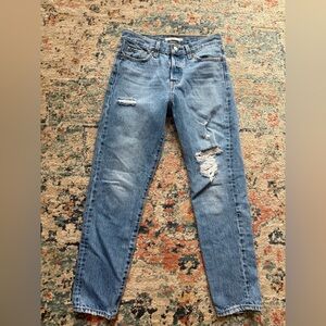 Levi’s Wedgie premium light wash distressed jeans 26